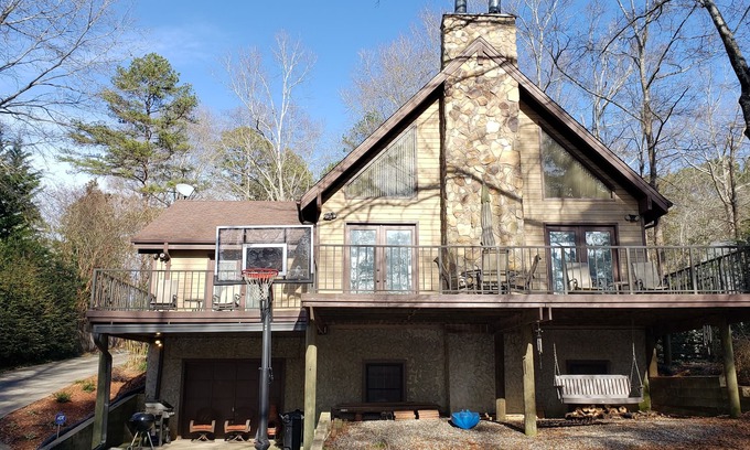 Seneca House | 😎 Spacious Lake Hartwell home with cozy cabin appeal, 15 mins to Clemson🐯 WiFi