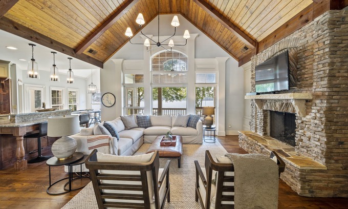 Lake Oconee House | Spacious Lake Home - Great Outdoor Living Spaces & Dock in Gated Golf Resort
