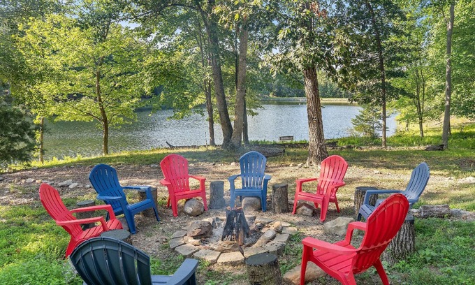 Kabletown House | Spacious Lake House - Walk to the A.T.!