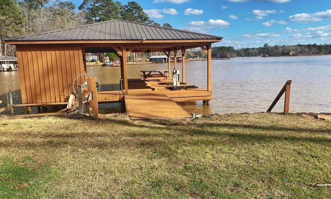 Eatonton House | Spacious Lake House for Family Fun with Hot Tub, Arcade, Pool Table and more