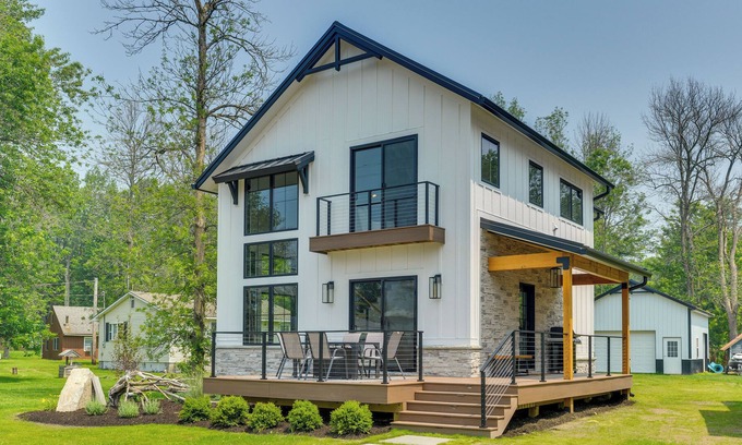 Henderson House | Spacious Lake Ontario Getaway: Steps to Beach!