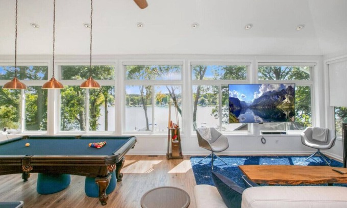 Vandalia House | Spacious Lake Stay Hot Tub 11 Bed Pool Table