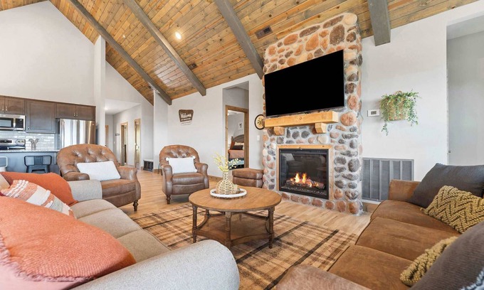 Table Rock Cabin | Spacious Lake View Cabin!