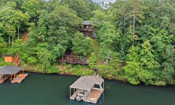 Berea House | Spacious Lakefront *Gem* Pet & Family Friendly