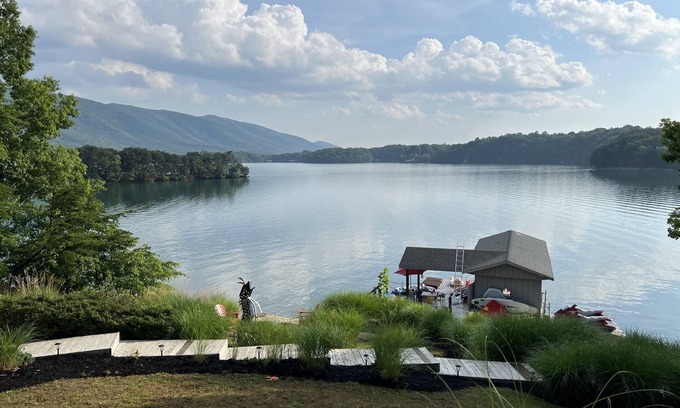 Huddleston House | Spacious lakefront retreat with unbeatable views - Sleeps 13