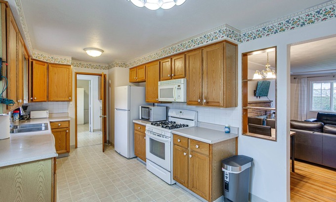 Lakewood House | Spacious Lakewood Home - 10 Mi to Downtown Tacoma!
