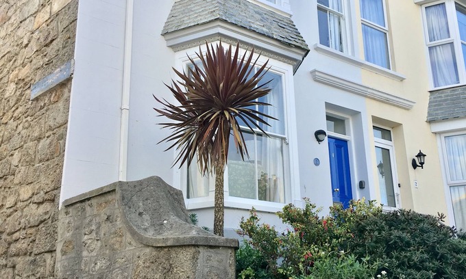 St Ives House | Spacious, light 4 bed house , near beaches. sunny courtyard, off-site parking