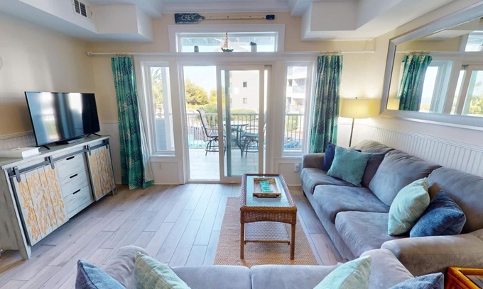 Tybee Island Condo | Spacious Living & Fantastic Views w/Large Balcony + Pool Access