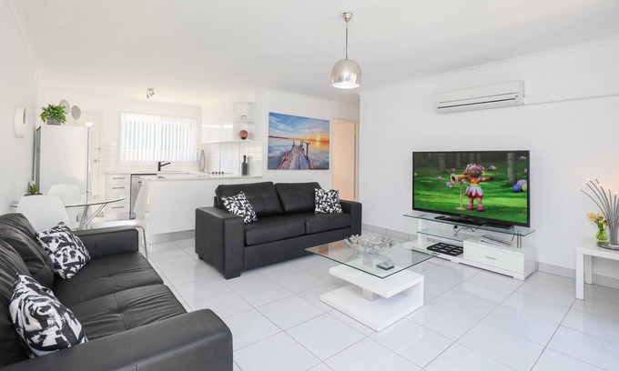 Mildura Central Business District Apartment | Spacious living, family friendly. Open courtyards. Central location Free Wi fi