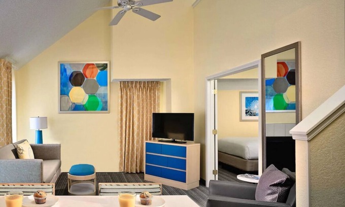 Chesterfield House | Spacious Loft Suite with Fully-equipped Kitchen! W/ Pool & Sports Court Onsite!