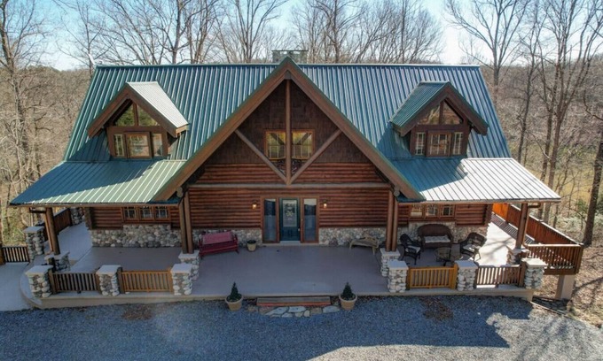 Mineral Bluff Cabin | Spacious Log Cabin - Outdoor Firepit! Fast Wifi.