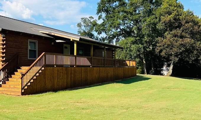 Groveoak Cabin | Spacious Log Cabin at Lake Guntersville