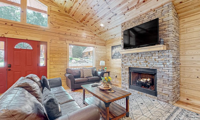 White Oak Lodge Cabin | Spacious log cabin w/hot tub, free attraction tickets, & screened-in porch