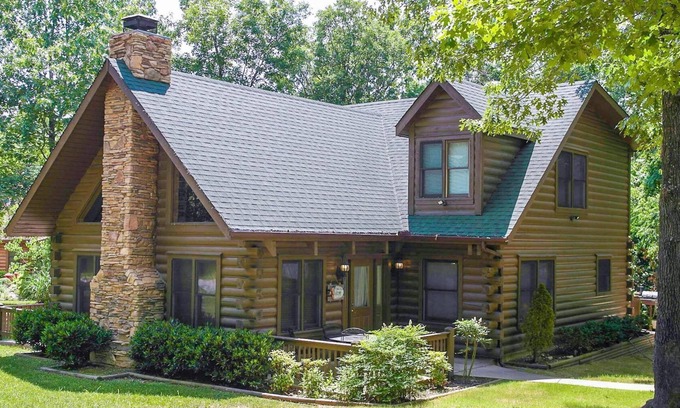 Ridgedale House | SPACIOUS LOG HOME near Big Cedar and Branson w/Hottub