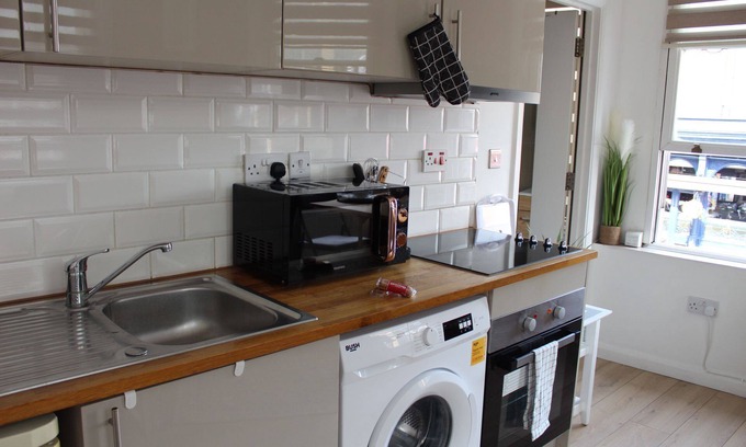 Finsbury Park Apartment | Spacious London studio zone 2 near Emirates stadium and Finsbury park