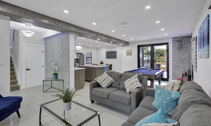 Coral Way House | Spacious Lux Casa Azul 4-bedroom with pool house in charming Miami!