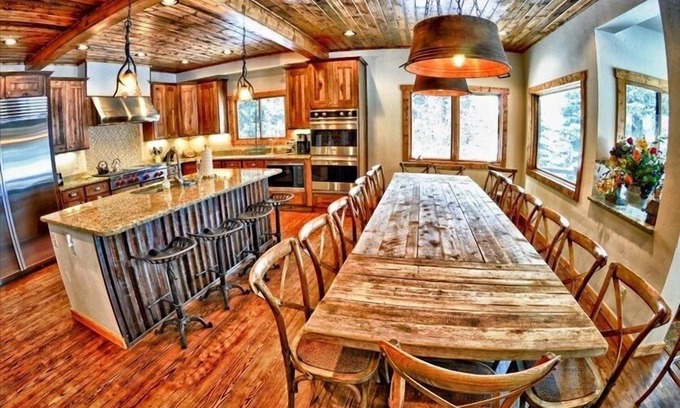 Winter Park House | Spacious & Luxurious 8-Bedroom Retreat in Downtown Winter Park on Vasquez Creek