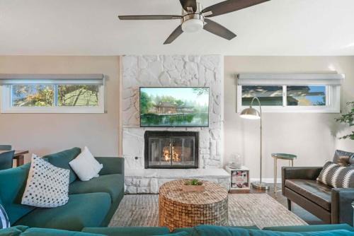 Irving House | Spacious Luxurious House Big Groups and Pool