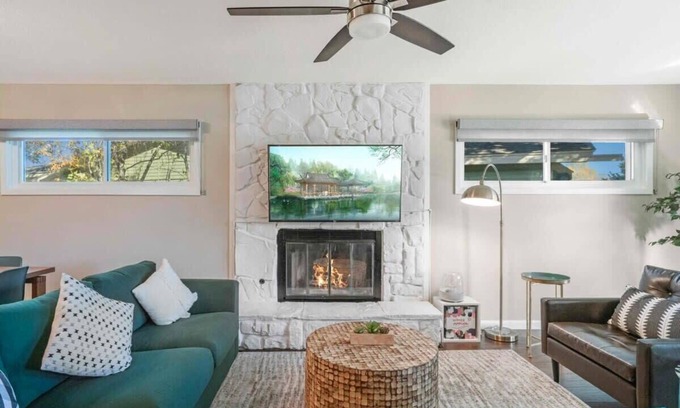 Irving House | Spacious Luxurious House, Big Groups and Pool