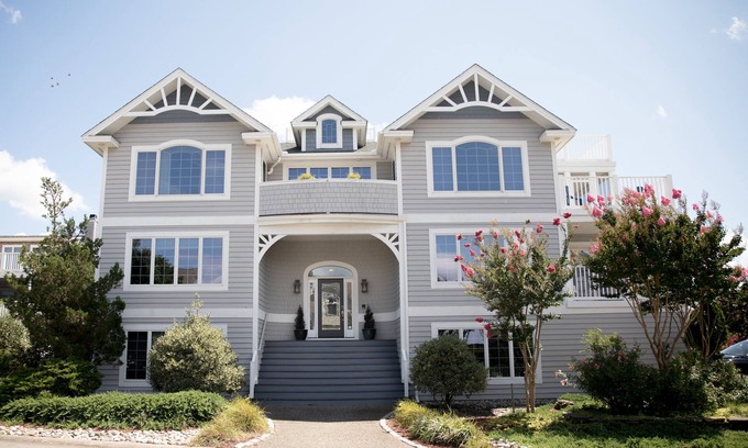 Lewes House | Spacious luxury, bay views, elevator, Xbox