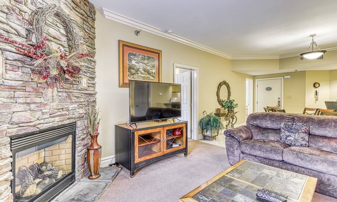 Gatlinburg Condo | Spacious luxury condo near downtown with jetted tub & free attraction tickets
