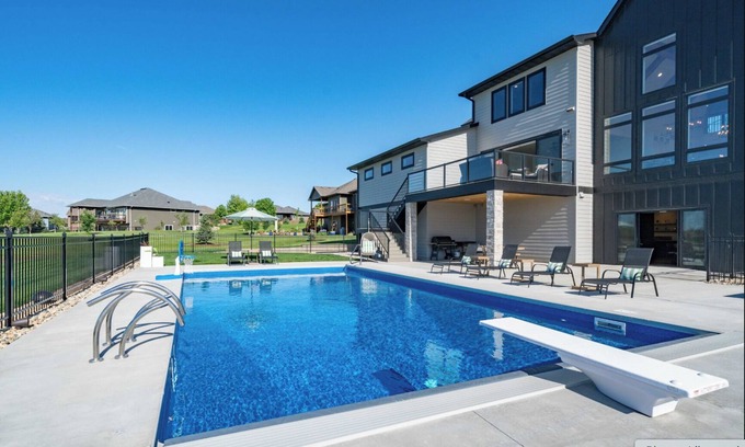 Sioux Falls House | Spacious Luxury Retreat – Private Pool, Gym, 5 Ensuite Bedrooms