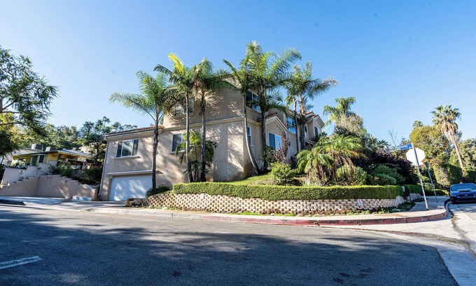 Studio City House | Spacious Mediterranean 5-bedroom house with AC, WiFi in marvelous Los Angeles