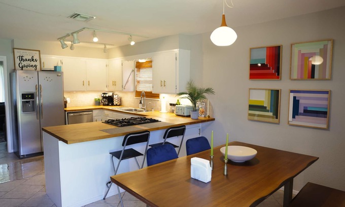 Odessa House | Spacious Mid-Century Modern 3BR 2BT
