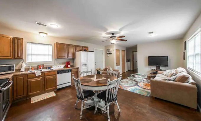 Russellville House | Spacious Modern 2 Bedroom Home Near ANO and ATU