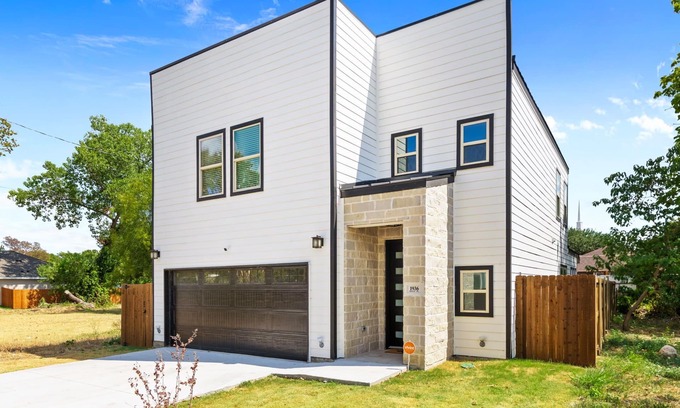 West Dallas House | Spacious Modern Chic 5BR Home in Dallas - 9 Beds!
