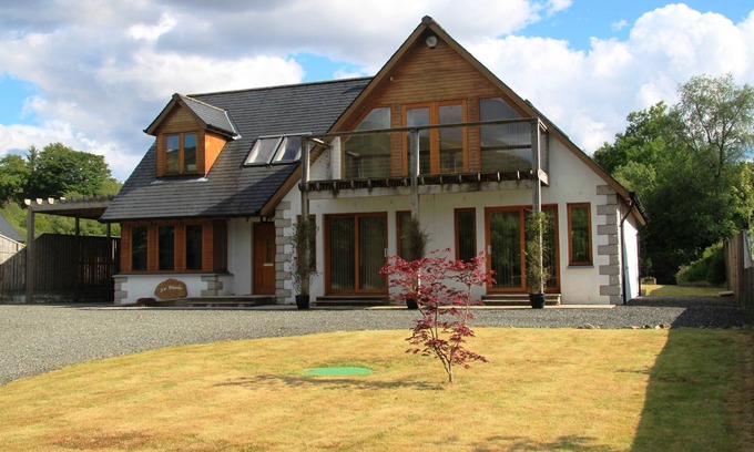 Dalmally House | Spacious Modern Family House with Mountain Views.