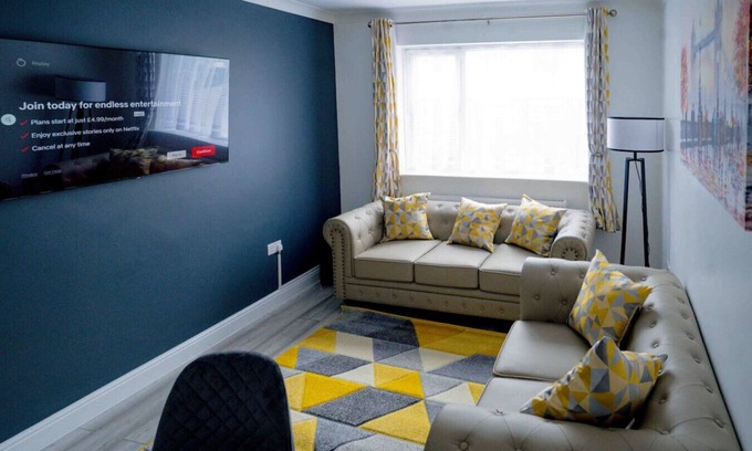 Belvedere Apartment | Spacious modern apartment with full kitchen, Wi-Fi & parking