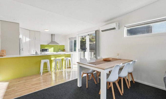 Geilston Bay House | Spacious Modern Home