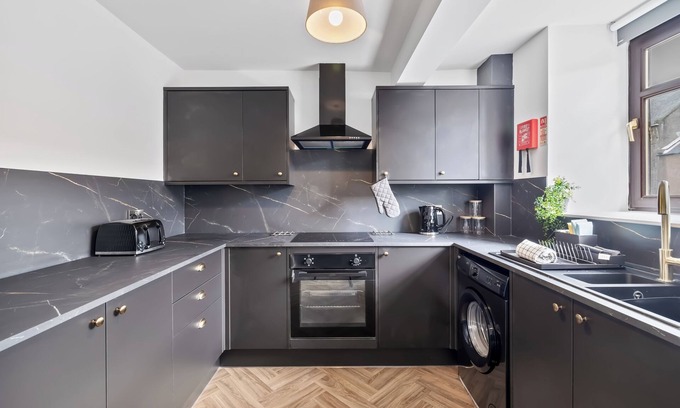Montrose House | Spacious modern house in town center
