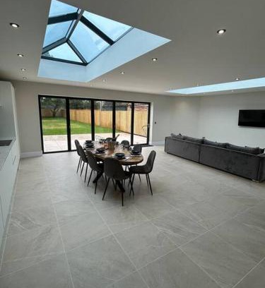 Huntington House | Spacious & Modern House Sleeps 8