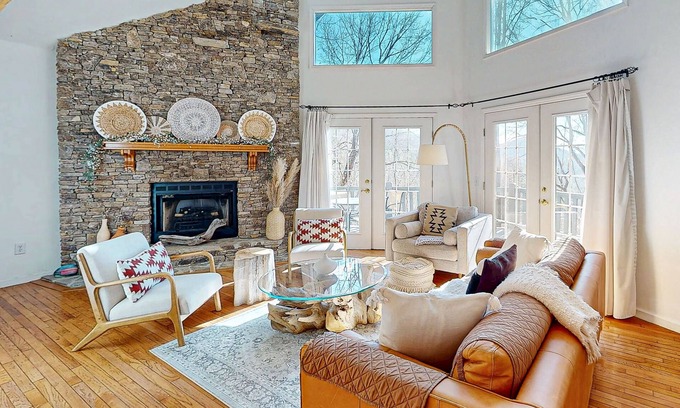 Bryson City Cottage | Spacious Modern Mountain View Cottage with a game room and hot tub