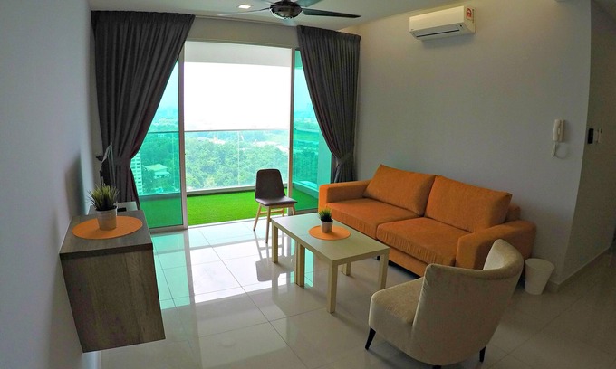 Kuala Lumpur Condo | Spacious, modern, near LRT station (5 mins walking)