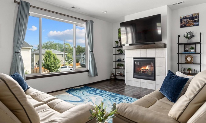 Highline House | Spacious Modern Quiet Home Minutes From Sea-Tac! (Pet-Friendly!)