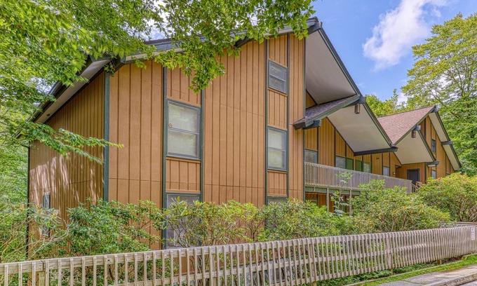 Sugar Mountain Condo | Spacious Mountain Retreat Near the Lifts W/ Gas Fireplace, Scenic Deck & WiFi!