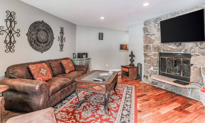 Old Town Condo | Spacious Mountain Condo w/Free WiFi, Private Washer/Dryer, and Shared Hot Tub