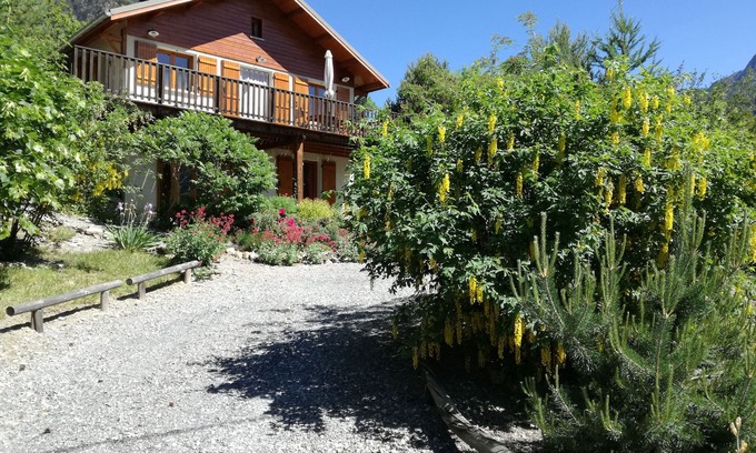 Jausiers Ski Chalet | Spacious mountain chalet for families. Walks, skiing, mountain biking, whitewater, golf
