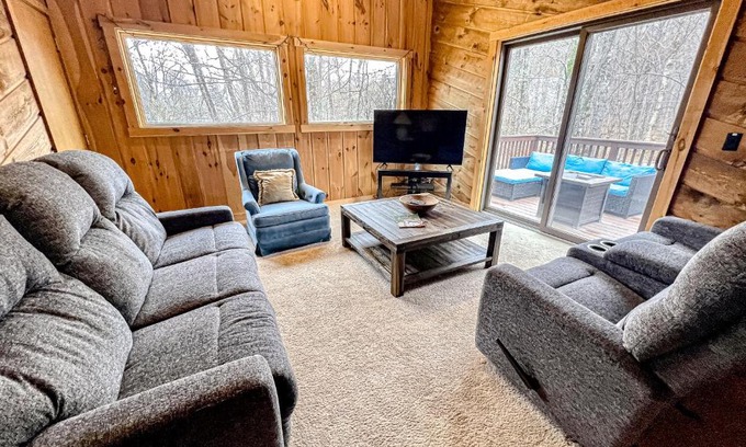 Ludlow House | Spacious Mountain Retreat