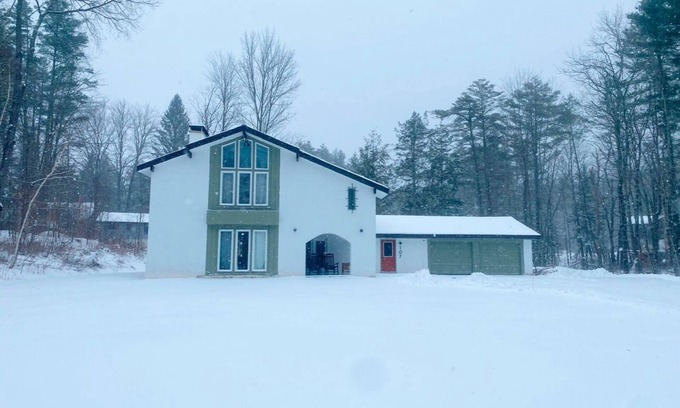 Londonderry House | Spacious mountainside retreat - Fireplaces, New kitchen, Great for groups