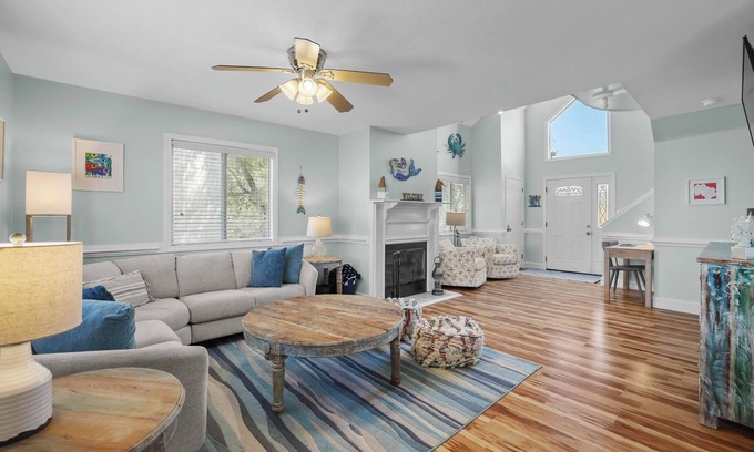 Kill Devil Hills Cottage | Spacious (multi) Family Home - Walk to Beach and Restaurants - "Cerulean C"