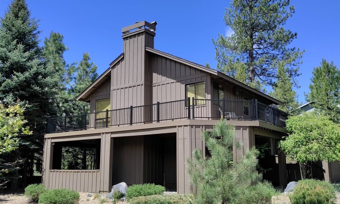 Sunriver House | Spacious N. Sunriver home w/hot tub, A/C, bikes