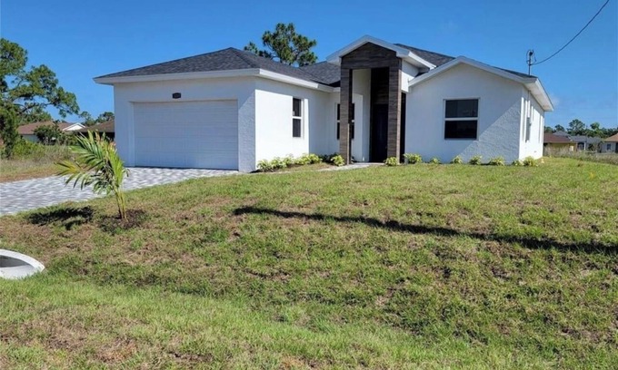 Eisenhower House | Spacious New Build Close to Fort Myers Sleeps 10+