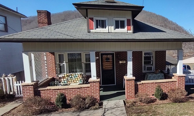 Bellepoint Apartment | Spacious New River View, fenced yard, pets welcome, sleeps 5 adults.