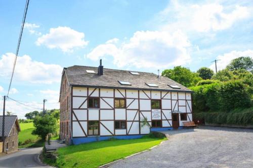 Trois-Ponts House | Spacious old farmhouse with top-of-the valley view