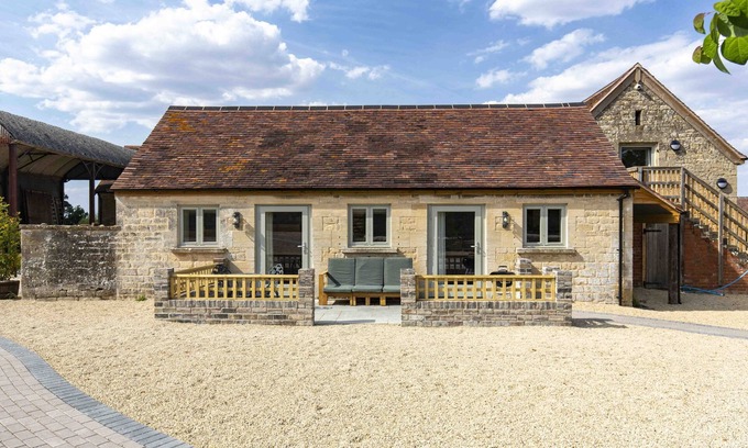 Haresfield House | Spacious one bed Cottage on Peaceful Cotswold Farm