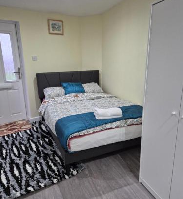 Bletchley House | Spacious one bedroom Self Contain with toilet and bath